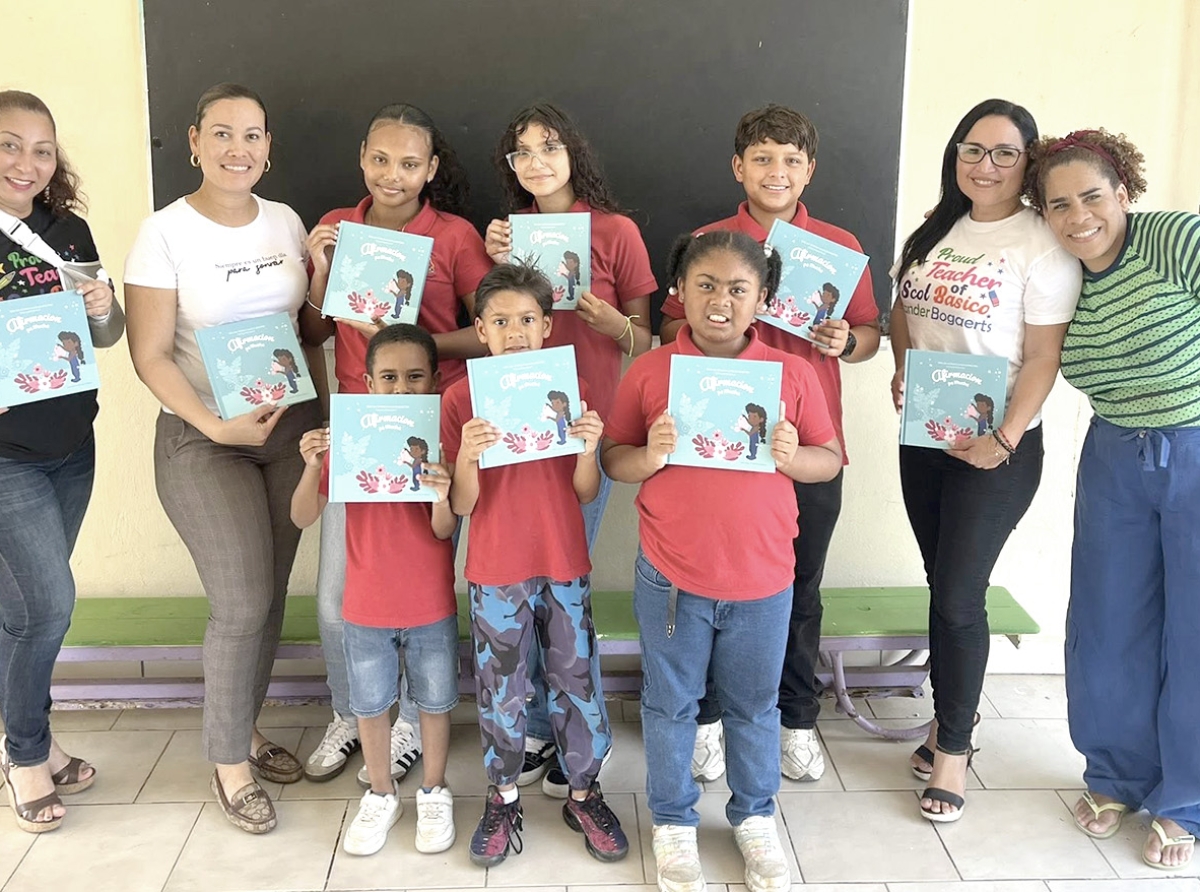 Ayra Kip cu donacion di buki na Scol Basico Xander Bogaerts